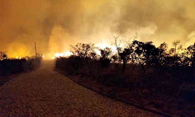 Incndio na Serra da Moeda consumiu mais de 4.500 hectares da vegetao local nesta semana(foto: Ana Carolina Queiroga/Arquivo pessoal)