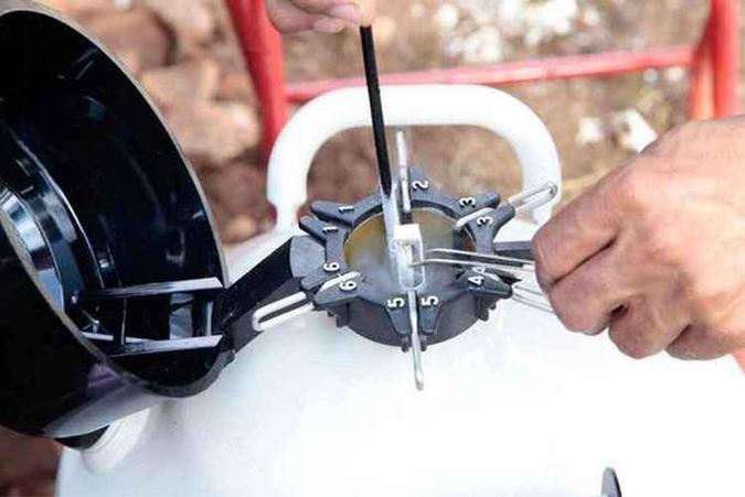 Botijão com pipetas de sêmen: aposta no futuro da genética bovina continua forte no Brasil (foto: Asbia/Divulgação) Botijão com pipetas de sêmen: aposta no futuro da genética bovina continua forte no Brasil (foto: Asbia/Divulgação)