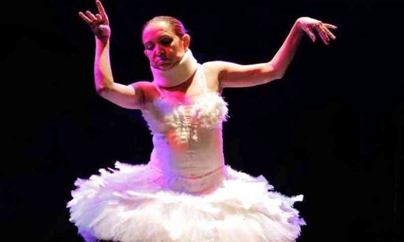Bailarina Wilmara Marliére dança usando colar cervical