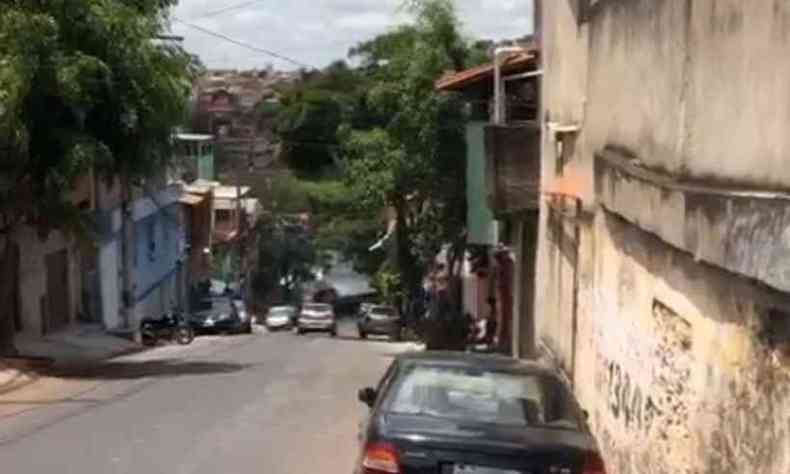 Caminho perde o freio e desce a rua desgovernado, assustando moradores do Alto Vera Cruz (foto: Reproduo redes sociais )