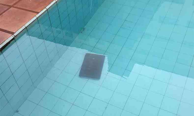 Empresrio jogou notebook na piscina ao ser preso em Una, no Norte de Minas, durante a Operao Ceres(foto: Receita Estadual/Divulgao)