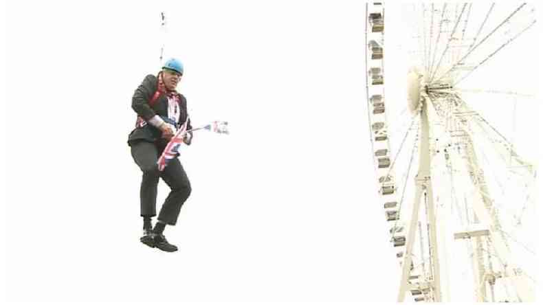 Boris Johnson preso no ar durante um trajeto de tirolesa para promover a Olimpíada de Londres