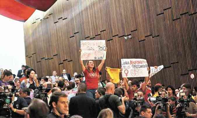 No plenrio, ativistas de movimentos homossexuais protestaram contra o deputado (foto: Marcelo Bertani/Agncia ALRS)