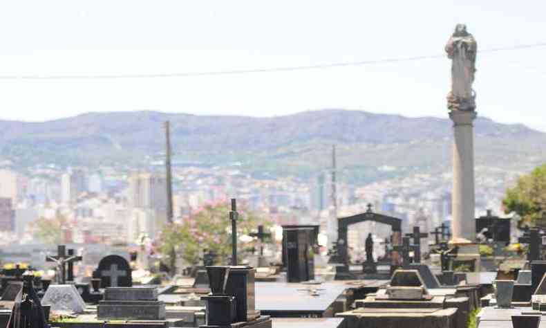 Cemitrio municipal deveria manter a ossada da mulher por cinco anos
