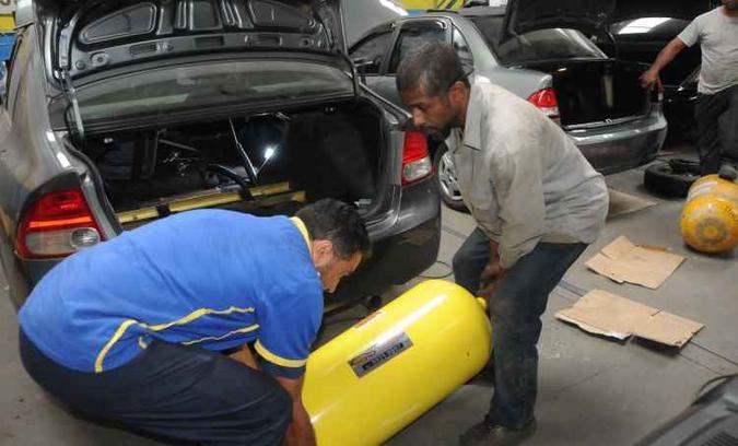 Oficinas da Grande BH trabalharam no feriado para dar conta de atender ao aumento da demanda de conversão de veículos de passeio (foto: Paulo Filgueiras/EM/D.A.Press) Oficinas da Grande BH trabalharam no feriado para dar conta de atender ao aumento da demanda de conversão de veículos de passeio (foto: Paulo Filgueiras/EM/D.A.Press)