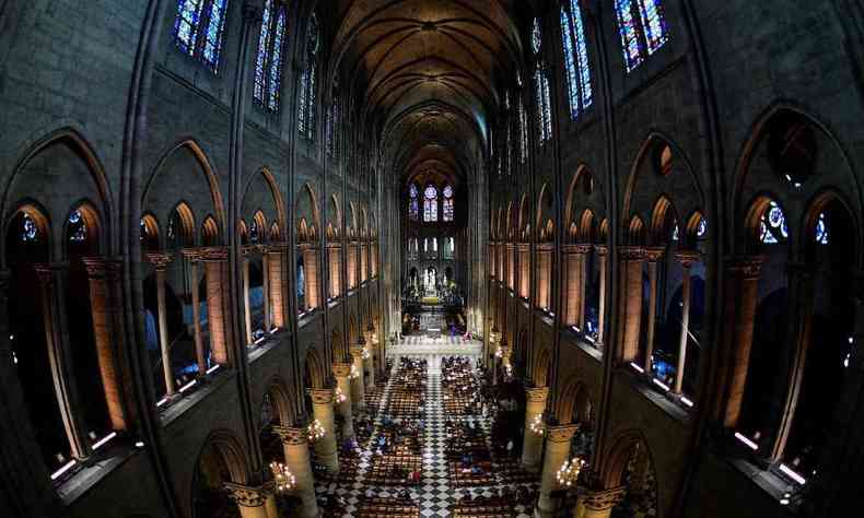 Uma foto tirada em 28 de junho de 2017 mostra o interior da catedral de Notre-Dame em Paris, pois o monumento precisa de uma grande restaurao