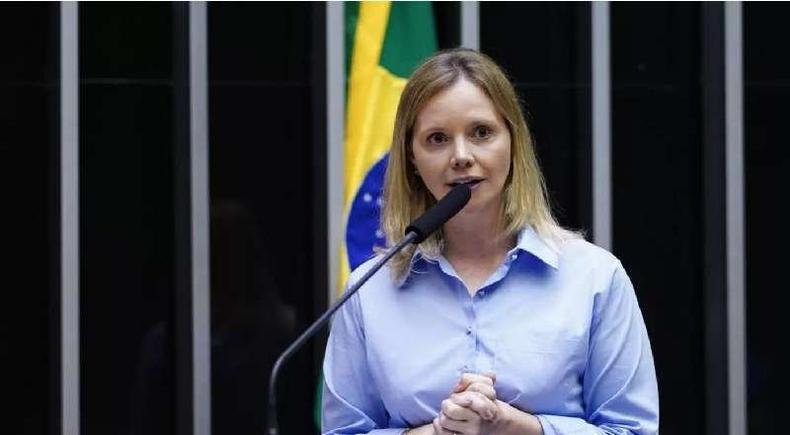 Deputada federal Dani Cunha (União Brasil-RJ) é autora de um dos projetos de lei contra a linguagem neutra(foto: Agência Câmara) Dani Cunha discursa com bandeira do Brasil ao fundo