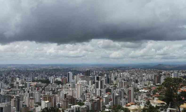 Foto do alto da cidade de BH com cu nublado