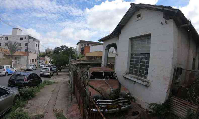 Sob sol e chuva, Plymouth ingls se encontra deteriorado. Mesmo assim, segue despertando cobia de colecionadores(foto: Edsio Ferreira/EM/D.A Press)