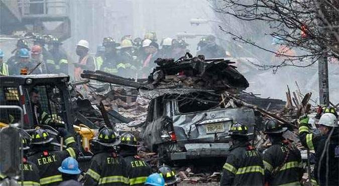 N�mero de mortes subiu de tr�s para cinco durante a madrugada desta quinta-feira. equipes ainda fazem buscas no local(foto: Kena Betancur/Getty Images/AFP)