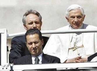 Paolo Gabriele, de 42 anos (à direita do pontífice), era considerado um dos integrantes de destaque da chamada Paolo Gabriele, de 42 anos (à direita do pontífice), era considerado um dos integrantes de destaque da chamada