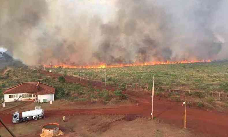 Mais de 100 pessoas trabalham na tentativa de controlar incndio no Rola-Moa(foto: Corpo de Bombeiros/Divulgao)