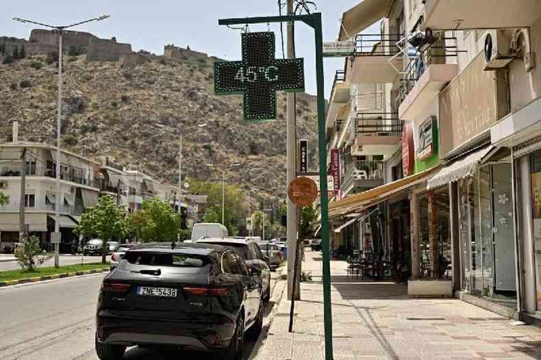 A thermometer reads 45 degrees Celsius in the tourist city of Nafplion on July 26, 2023 as the country is hit by a new heatwave and wildfires due to excessive heat. According to the national meteorological observatory, the country is going through one of the longest heatwaves of its history. (Photo by Louisa GOULIAMAKI / AFP)
