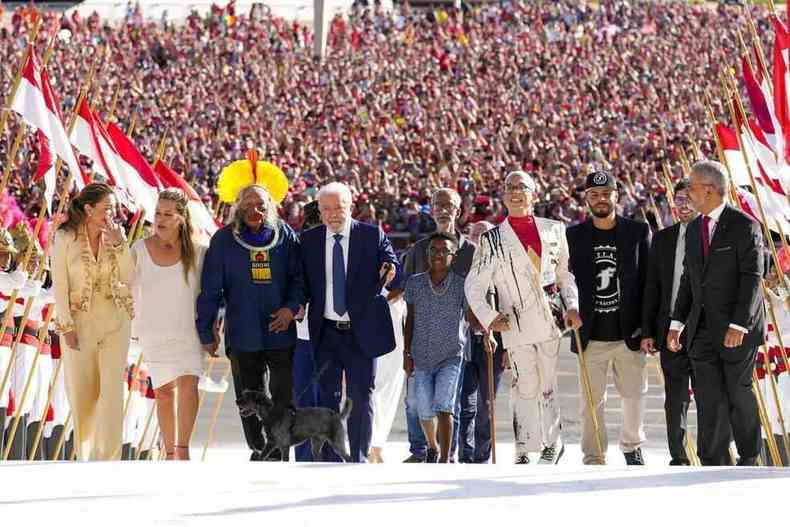 Lula sob a rampa com representantes do povo