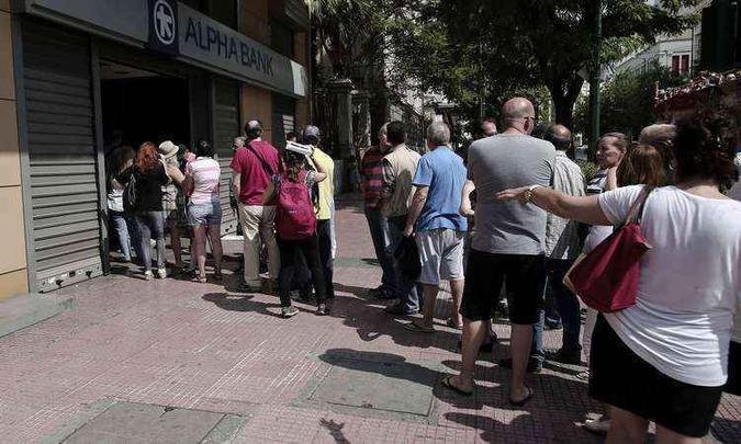Em Atenas, cerca de 40% dos caixas autom�ticos estava sem dinheiro(foto: AFP PHOTO / ANGELOS TZORTZINIS )