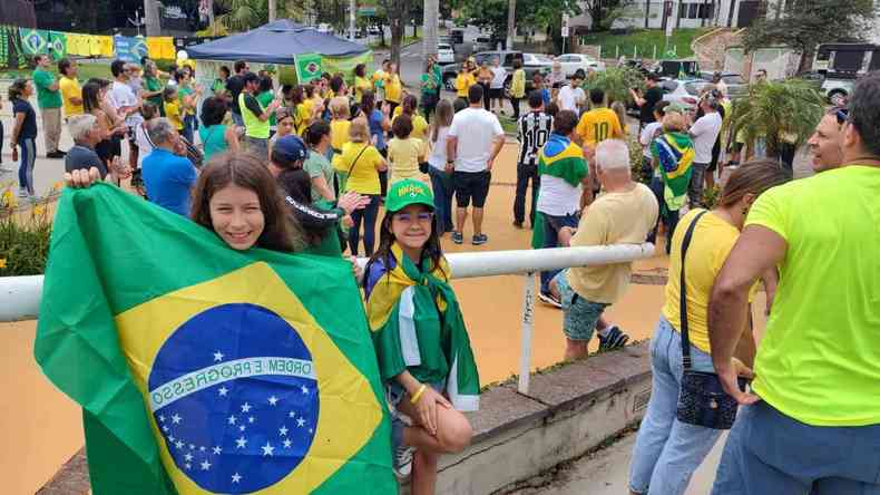 Manifestantes de verde e amarelo na Praça da Bandeira