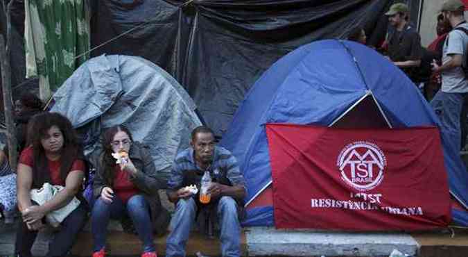 Manifestantes continuam acampados em frente  cmara municipal at reivindicaes serem votadas(foto: Chico Ferreira/Reuters)