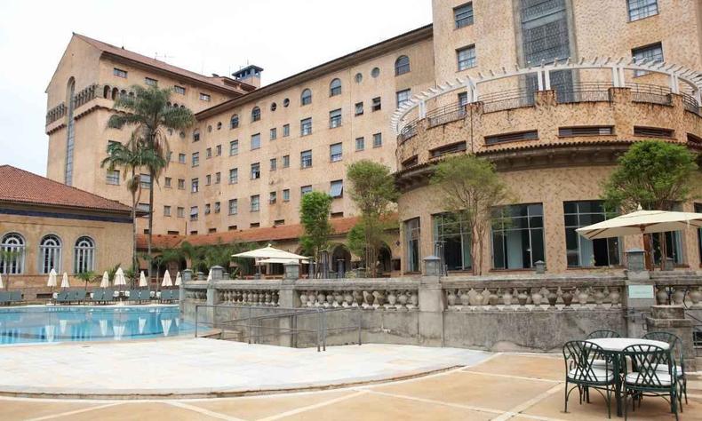 Na foto, piscina e fachada do Grande Hotel Termas de Arax