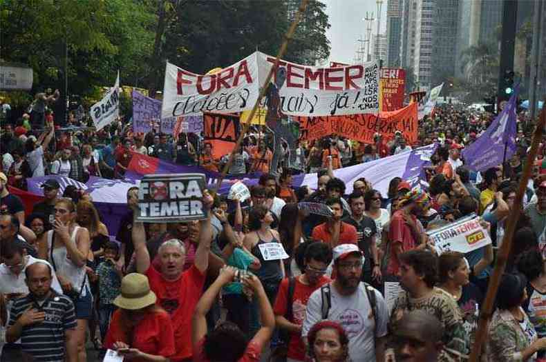 Manifestantes, partidos e organizaes estudantis comearam a se concentrar durante a tarde, pedindo a sada de Michel Temer da Presidncia e eleies diretas(foto: Nelson Almeida/AFP)