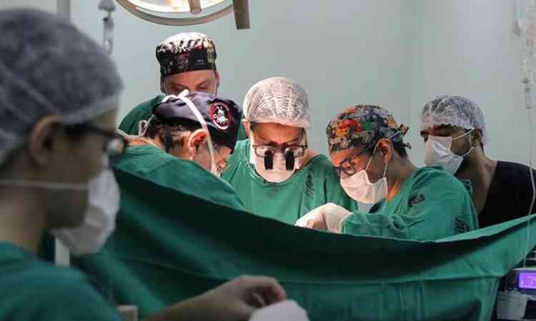 Cirurgia sendo realizadas por mdicos 