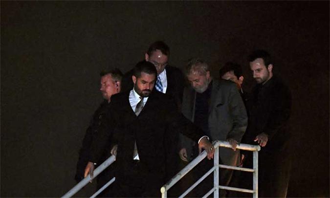 Lula chegando à sede da Polícia Federal, em Curitiba, onde está preso desde o último dia 7 e abril(foto: Mauro Pimentel) Lula chegando à sede da Polícia Federal, em Curitiba, onde está preso desde o último dia 7 e abril(foto: Mauro Pimentel)