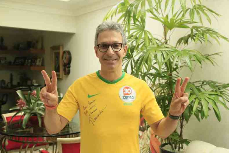 Assim como no primeiro turno, Zema votou em Arax (MG) com uma camiseta do Brasil autografada pelo ex-tcnico da Seleo Brasileira de Vlei Bernardinho(foto: Marcos Canedo/Divulgao)