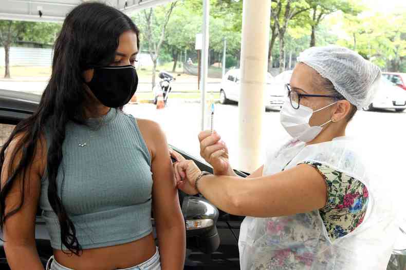 adolescente toma vacina contra COVID-19 em Belo Horizonte