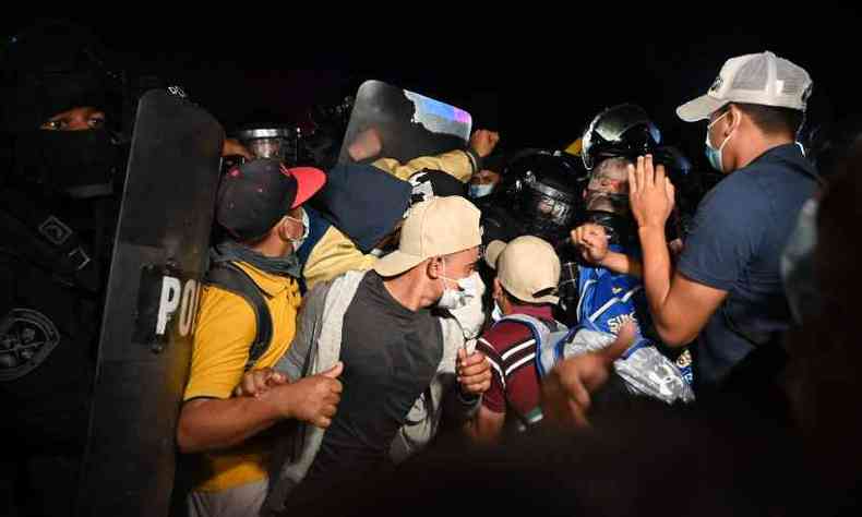 As autoridades guatemaltecas contabilizaram cerca de 9 mil emigrantes que saram de Honduras(foto: Orlando SIERRA/AFP)