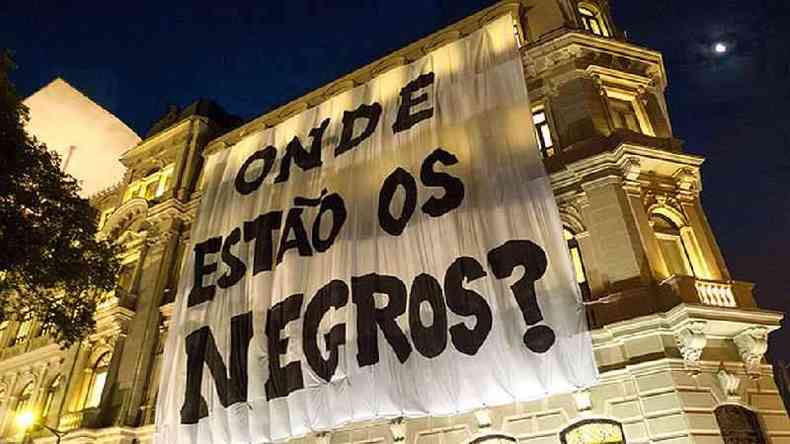 Faixa estendida pelo coletivo artstico Frente 3 de Fevereiro no Museu de Arte do Rio questiona 'Onde esto os negros?'