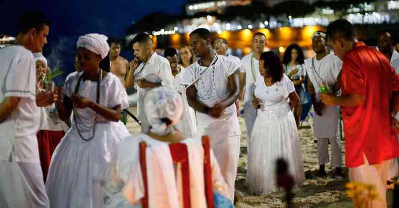 Rituais das religies de matriz africana celebram a chegada do novo ano nas areias da orla carioca(foto: Daniel RAMALHO/AFP)