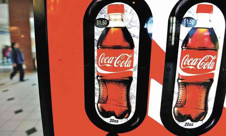 Posto de venda em supermercado exibe logomarca da Coca-Cola com preos 