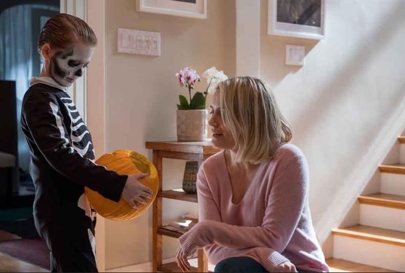 Em Maligno, Taylor Schilling vive Sarah, mãe de Miles, papel de Jackson Robert Scott. Longa tem estreia prevista para 14 de março no Brasil(foto: Jackson Robert Scott/Divulgação) Em Maligno, Taylor Schilling vive Sarah, mãe de Miles, papel de Jackson Robert Scott. Longa tem estreia prevista para 14 de março no Brasil(foto: Jackson Robert Scott/Divulgação)