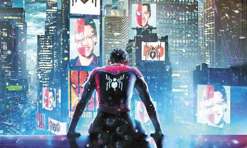 Personagem Peter Parker, de cabeça baixa, sentado no parapeito de edifício, à frente de arranha-céus