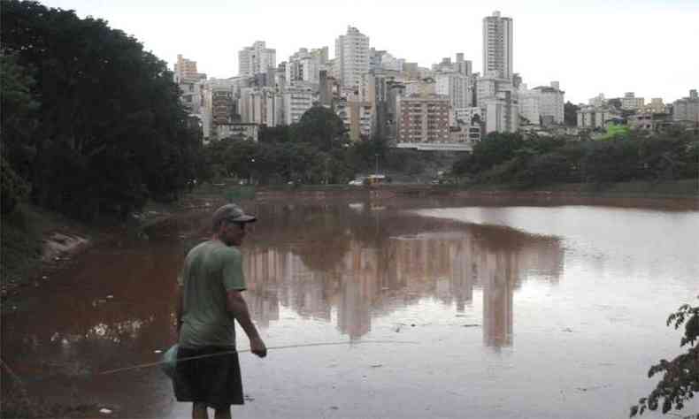 Homem foi  barragem na esperana de pescar, mas no havia peixe, segundo ele, por causa da lama. Lixo e assoreamento preocupam populao(foto: Tlio Santos/EM/D.A Press)