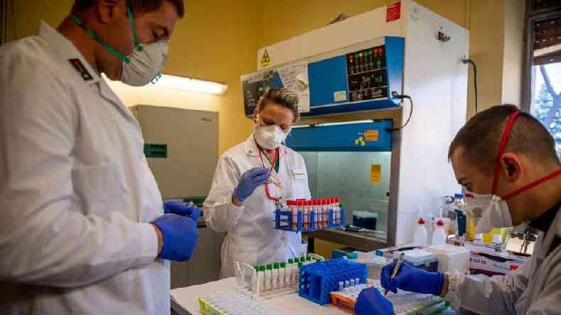 Conhecer o genoma do coronavrus e saber detect-lo abre caminho para o desenvolvimento de medicamentos(foto: Getty Images)