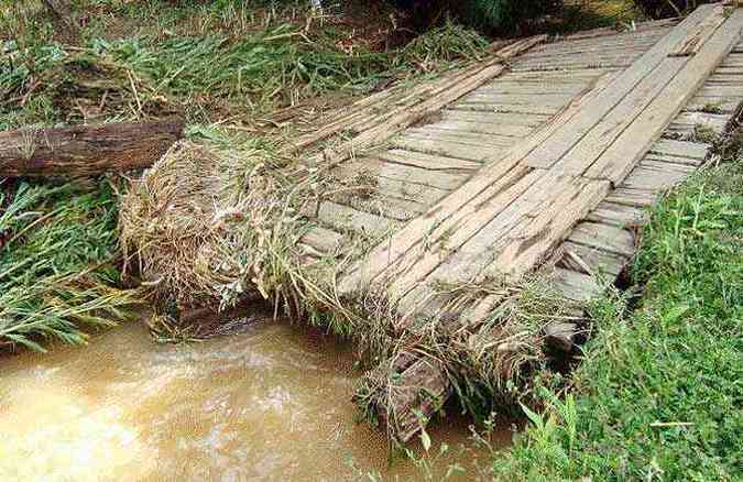 Na cidade de Virgnia, 16 pontes foram interditadas depois que o rio que corta a cidade transbordou(foto: Prefeitura de Virgnia/Divulgao)