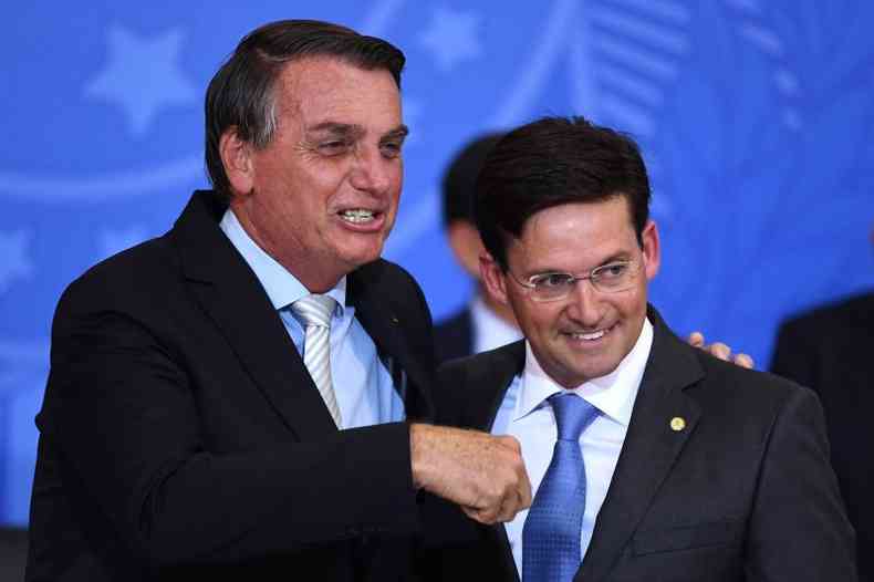  esquerda, o presidente Bolsonaro sorri ao lado do ministro da Cidadania, Joo Roma