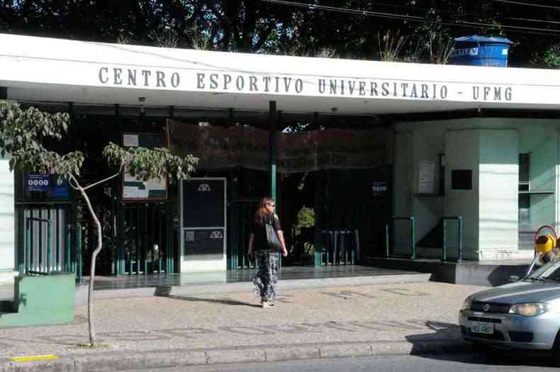 Ao dos criminosos explodiu um artefato dentro da Faculdade de Educao Fsica(foto: Paulo Filgueiras/EM/D.A Press)