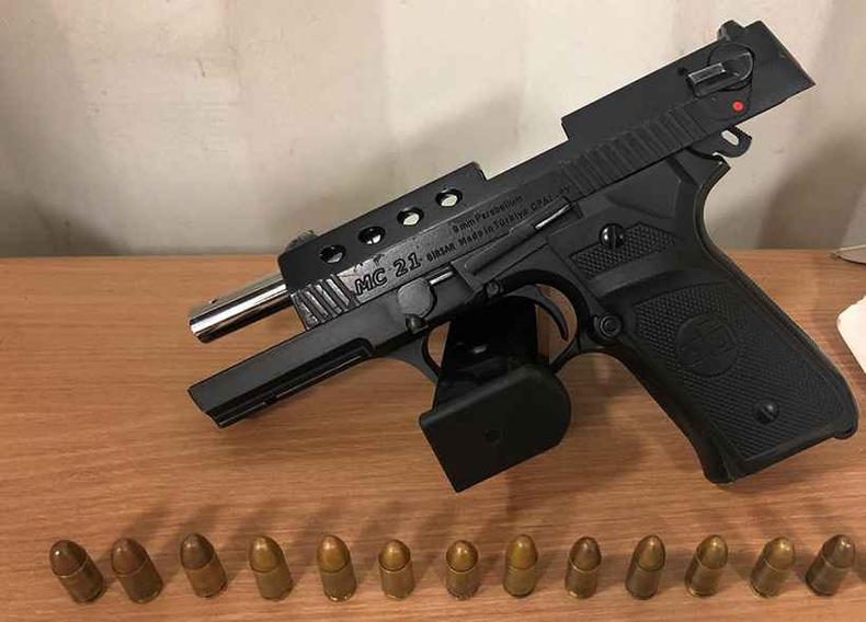 Pistola fabricada na Turquia foi apreendida com um dos suspeitos(foto: Polcia Militar/Divulgao)