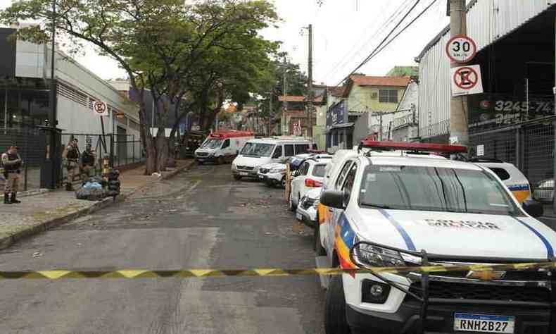 viaturas da polcia militar seguem no rua da casa onde homem fez dois refns 