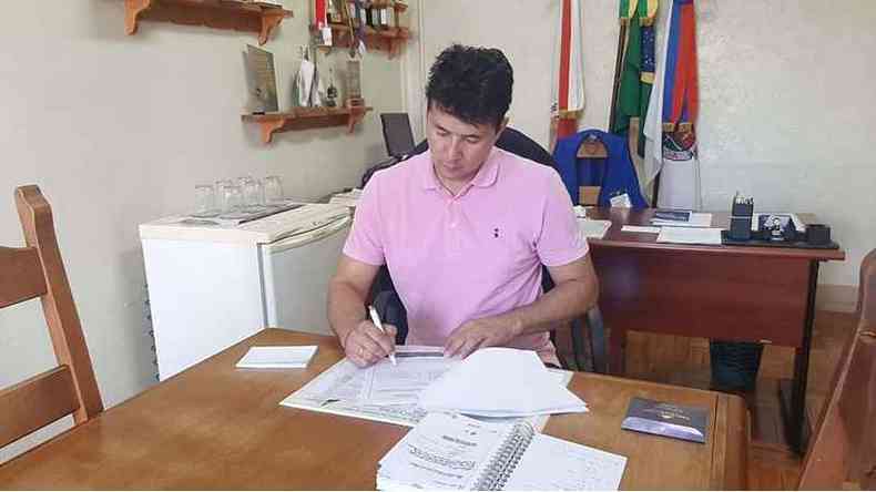 O prefeito Eugnio Vilela (DEM) sancionou a lei que garante o auxlio emergencial nesta quarta-feira (28/4)(foto: Prefeitura de Formiga/Divulgao)