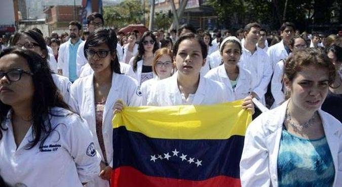 Estudantes de medicina venezuelanos fazem protesto em caracas nesta segunda feira, 24(foto: LEO RAMIREZ/AFP) Estudantes de medicina venezuelanos fazem protesto em caracas nesta segunda feira, 24(foto: LEO RAMIREZ/AFP)