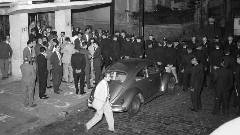Cerco policial ao Sindicato dos Metalrgicos na greve deflagrada por metalrgicos e txteis em So Paulo para lutar pelo 13 salrio, 13/12/1961