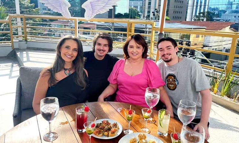 Carla Vilhena com Myrian Rios e os filhos da atriz