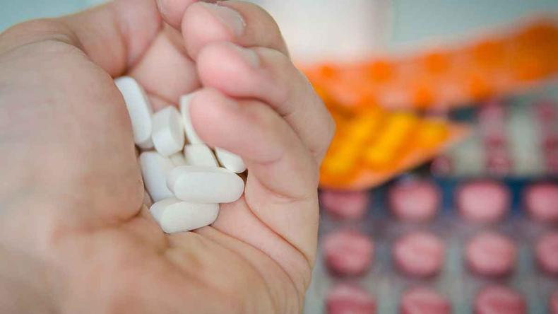 Segundo especialistas ouvidos pela reportagem, a nova onda de resfriados e gripes é causada em grande parte por influenza A H3N2 (vírus da gripe), que apresentou um período de sazonalidade diferente neste ano, em consequência da própria pandemia da COVID(foto: Pixabay) Comprimidos