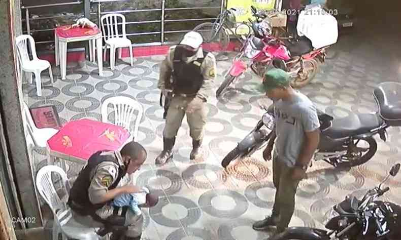 Câmera de segurança flagrou policiais socorrendo o bebê