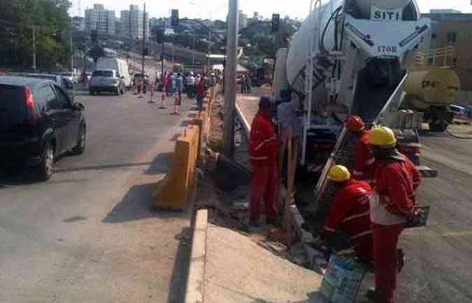 Mquinas e funcionrios da Prefeitura de Belo Horizonte ainda fazem os ltimos ajustes na regio(foto: Valquria Lopes/EM/D.A.Press)