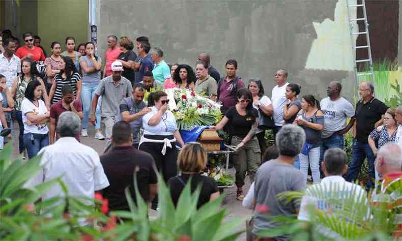 Parentes e amigos se despedem do pedreiro Pedro Barbosa, que morreu em carro atingido pelo avio(foto: Tlio Santos/EM/D.A Press)