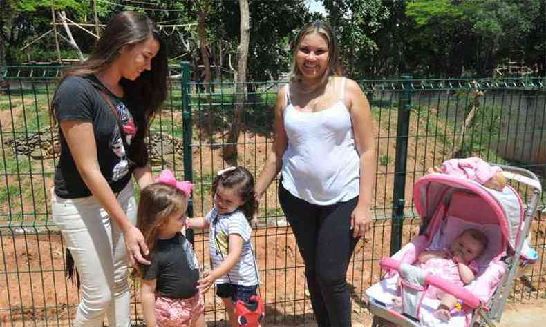 A advogada Daniele Mello e a dona de casa Francielle Mendes Anacleto passeavam ontem com as filhas no Jardim Zoolgico (foto: Jair Amaral/EM/DA Press)