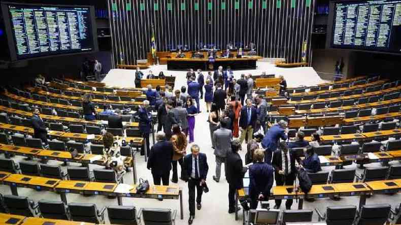 Deputados conversando no plenrio da Cmara